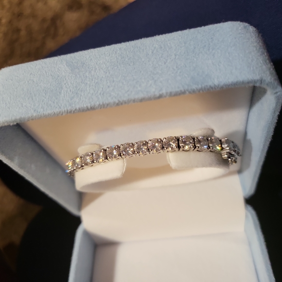 Forever One moissanite  Charles & Colvard,  18.50 ctw 14k gold 7 inch bracelet - Picture 8 of 12